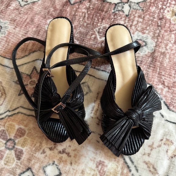 Black bow heels - Picture 1 of 2